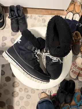 Sorel Black Lace-Up Winter Ankle Boots with Faux Fur Collar